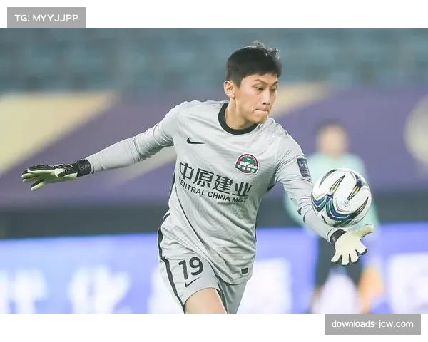 【2026年4月中超联赛·赛中·特写航体雨战特写：河南队门将王国明高接低挡，半场已贡献五次关键扑救